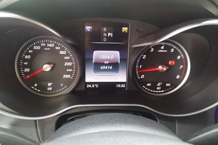 Used Mercedes-Benz GLC 2018 GLC 260 4MATIC Luxury Model Odometer Close Up