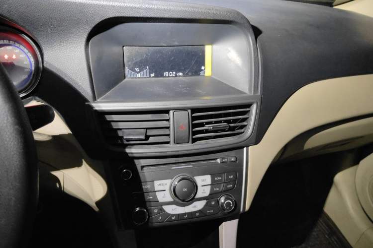 Used Soueast V5 Lingzhi 2013 1.5L Manual Comfort Model CNG Audio And AC Panel