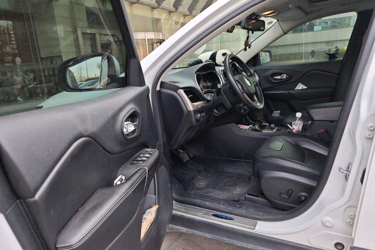 Used Jeep Cherokee 2019 2.0L Two-Wheel Drive Standard Edition China V