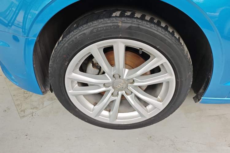 Used Audi A3 2016 Limousine 35 TFSI Style Edition Left Front Wheel Hub