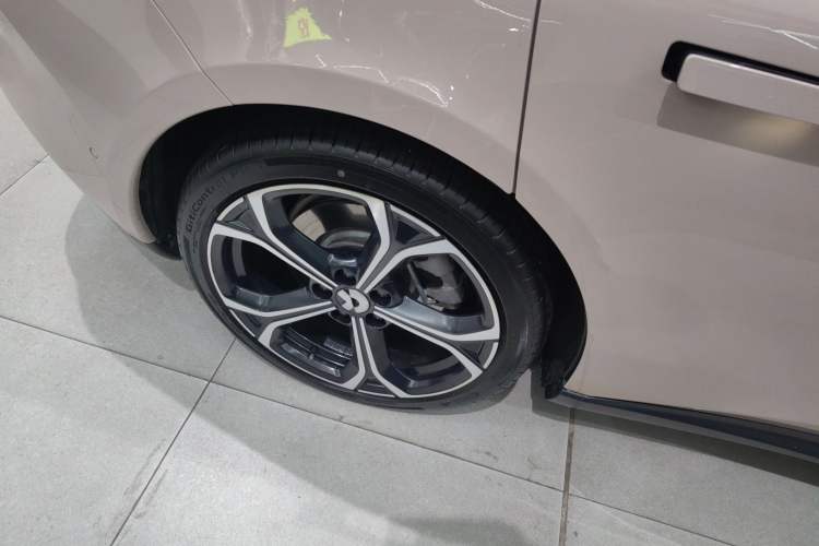 Used Nio ET5 2022 75 kWh Right Rear Wheel Hub