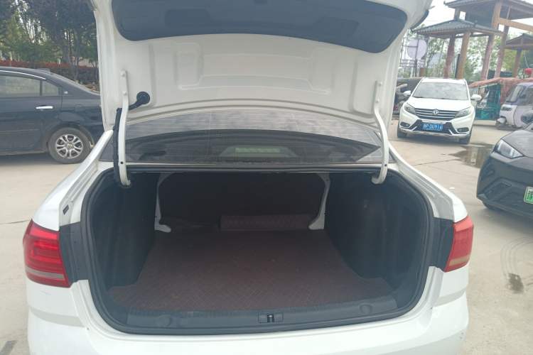 Used Volkswagen Lavida 2017 1.6L Manual Fashion Edition Trunk