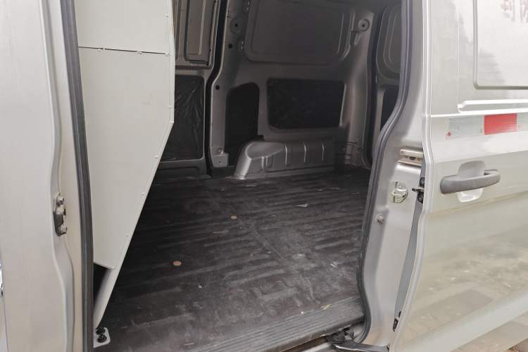 Used Wuling Hongguang V 2022 1.5L Jingqu Edition Enclosed-Window Vehicle with Electric Power Steering LAR