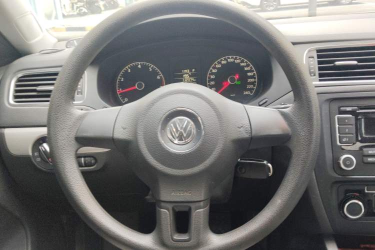 Used Volkswagen Sagitar 2012 1.6L Automatic Comfort Edition Steering Wheel