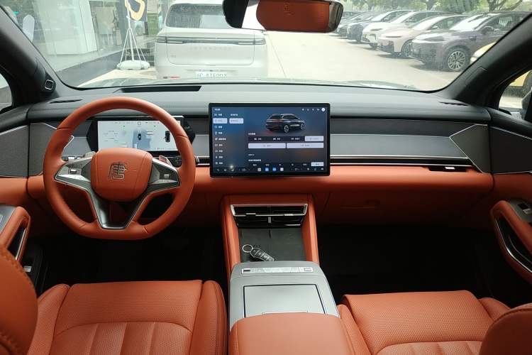 Used BYD Tang L 2025 DM 175KM Drone Player Edition Center Console