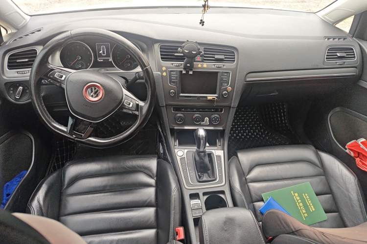 Used Volkswagen Golf 2016 230TSI Automatic Luxury Version Center Console