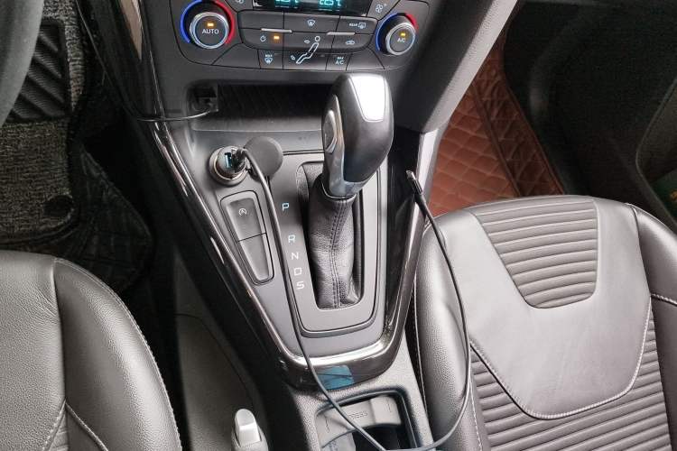 Used Ford Focus 2017 Hatchback EcoBoost 125 Automatic - Ultra-Powerful Style Edition with Smart Drive Features Gear Lever