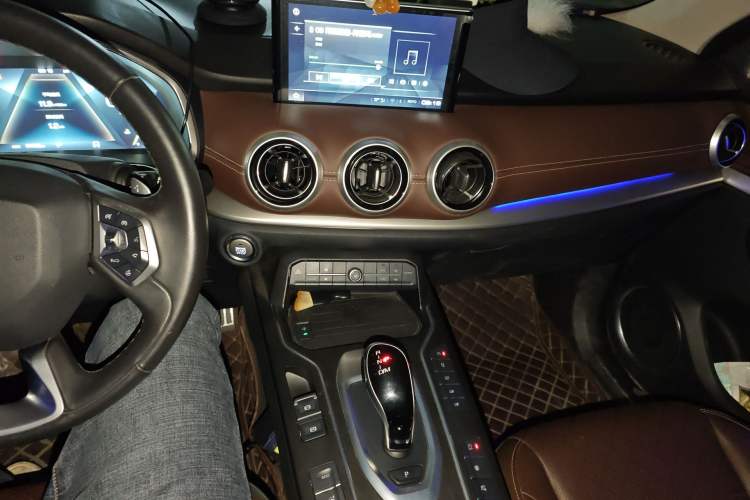 Used Wey VV6 2018 2.0T Four-Wheel Drive Flagship Version China V Standard Audio And AC Panel