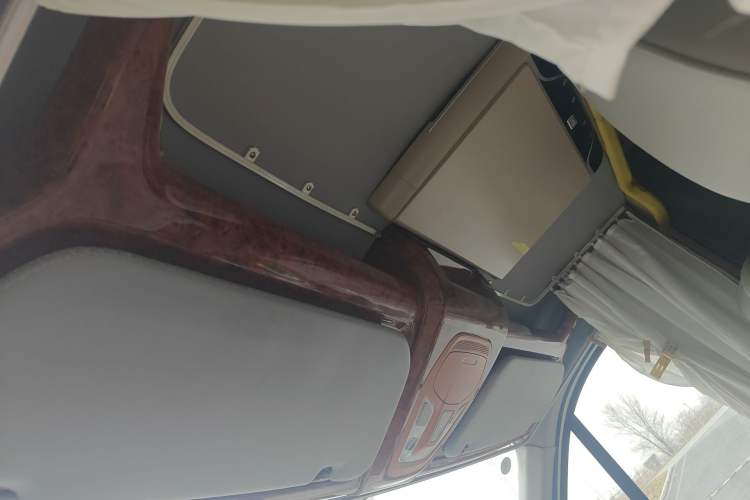 Used SAIC MAXUS V90 RV 2021 2.0T Travel Master V90 Self-Propelled Class B RV Deluxe Edition with a Horizontal Bed Headliner