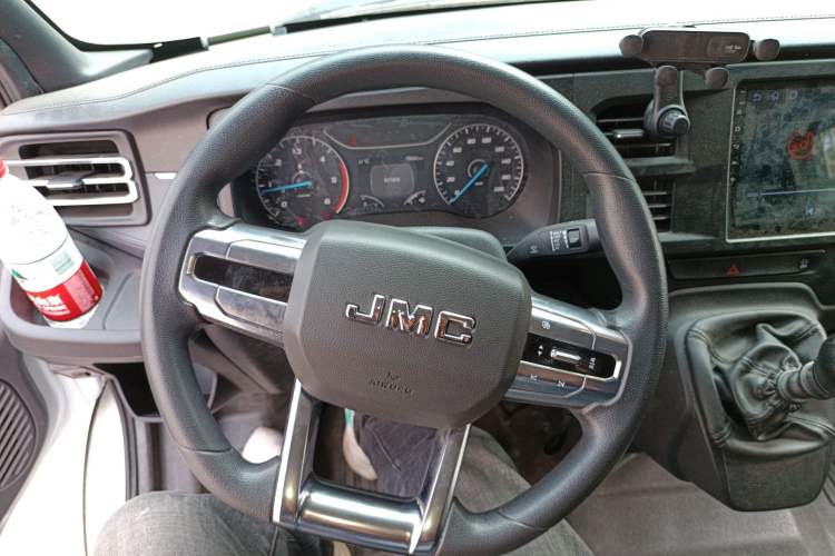 Used JMC Fushun 2023 2.0T Manual Short-Wheelbase Low-Roof Commercial Multi-Purpose Passenger Vehicle 6 Seats with Dual-Opening Tailgate
