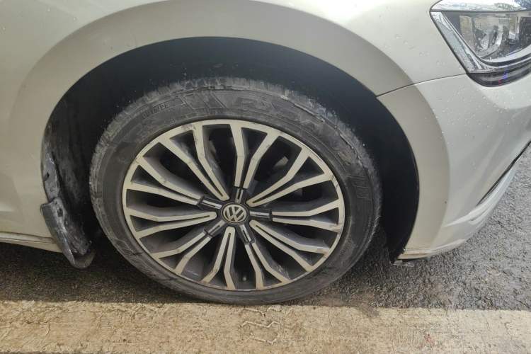 Used Volkswagen Phideon 2018 Revised Version 380TSI Two-Wheel Drive Business Edition Right Front Wheel Hub