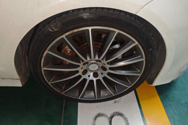 Used Mercedes-Benz CLS 2016 CLS 320 Elegant Edition Right Front Wheel Hub