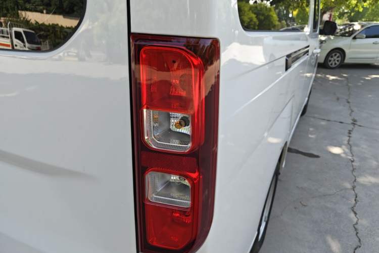 Used Wuling Yangguang 2024 300KM Comfort Version Passenger Van 75kW
