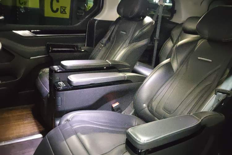 Used SAIC MAXUS G20 2020 2.0T Gasoline Automatic ZhiZun Edition Left Rear Seat