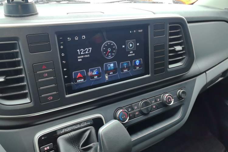 Used SAIC MAXUS Xintu V80 2024 Aotong Value Edition 6AMT Short Wheelbase Ultra-Low Roof 127 Ps 5/6 Seats
