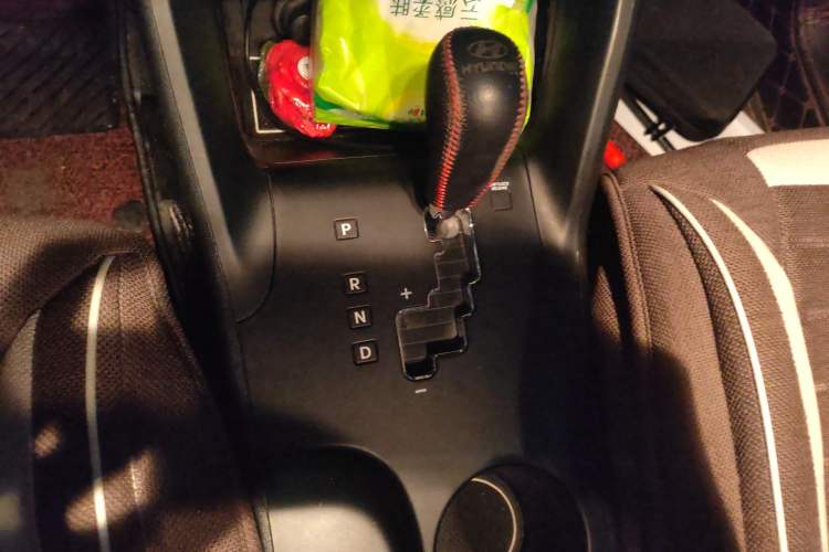 Used Hyundai ix35 2012 2.0L Automatic Two-Wheel Drive New Edition GL Gear Lever