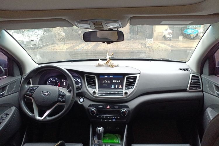 Used Hyundai Tucson 2015 1.6T Dual-Clutch Two-Wheel-Drive Smart Model Interior 2