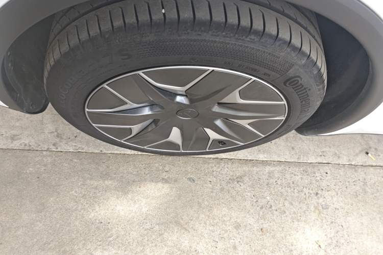 Used Tesla Model Y L 2025 Model Long-Range All-Wheel-Drive Version
