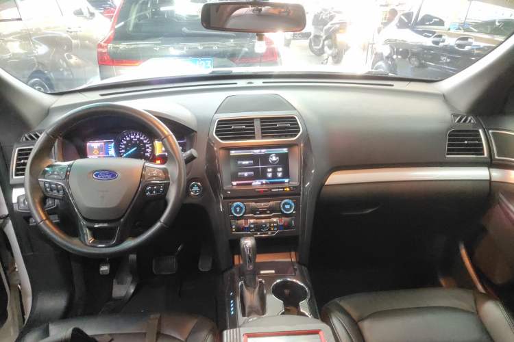 Used Ford Explorer  Interior 2
