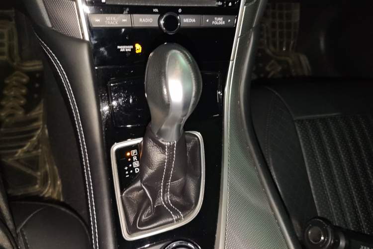 Used Infiniti Q50L 2015 2.0T Enjoyment Edition Gear Lever