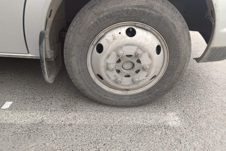 Used Dongfeng Yufeng 2023 V9+ 2.3T Manual Rear-Drive Dual Rear Tires Long Wheelbase High-Roof 3-Seater Cargo Van Right Front Wheel Hub