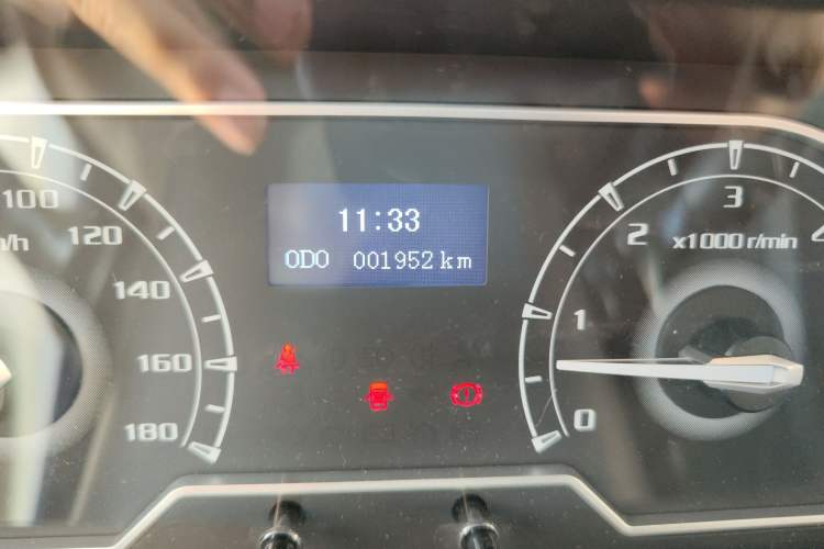 Used SAIC MAXUS Xintu V80 2024 Aotong Value Edition 6MT Long-Wheelbase Mid-Roof Model with 127 Ps Available in 6/7/8/9-Seater Configurations Odometer Close Up