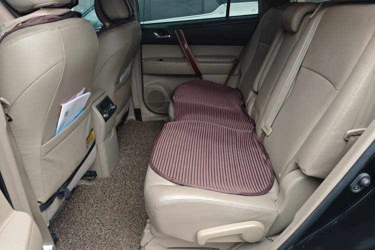 Used Toyota Highlander 2009 2.7L Two-Wheel Drive 7-Seater Supreme Edition Left Rear Seat