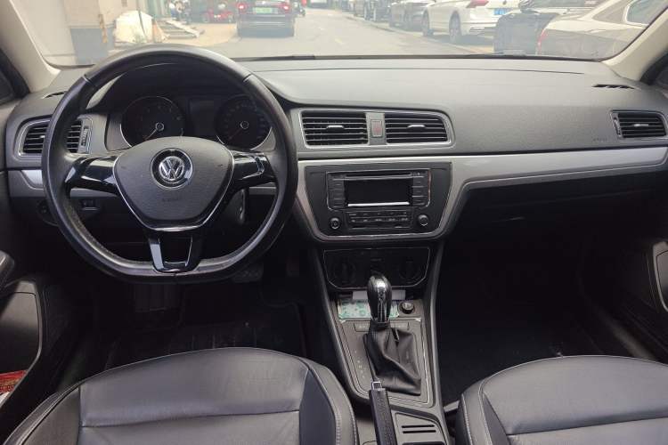 Used Volkswagen Gran Lavida 2015 1.6L Automatic Comfort Edition Center Console