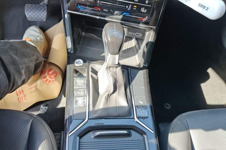 Used Volkswagen Passat 2023 Restyled 330TSI Starry Luxury Edition Gear Lever