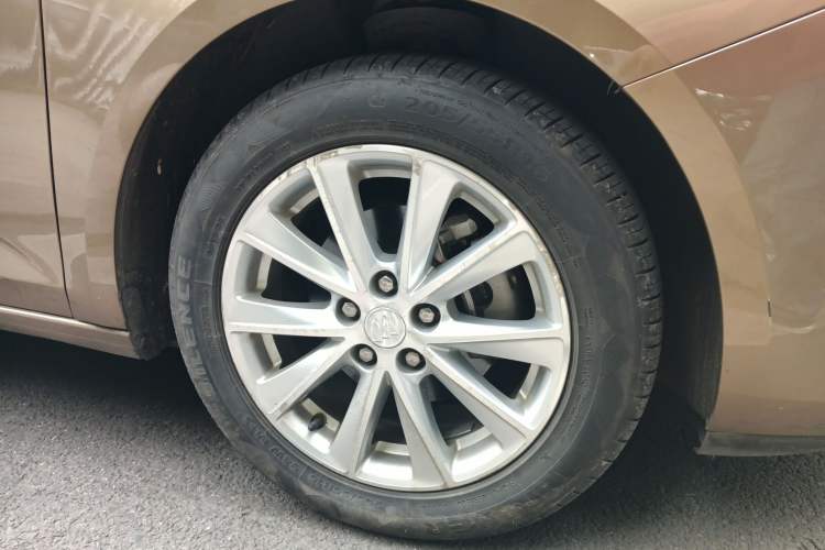 Used Buick Verano 2015 Sedan 20T Dual-Clutch Elite Model Right Front Wheel Hub