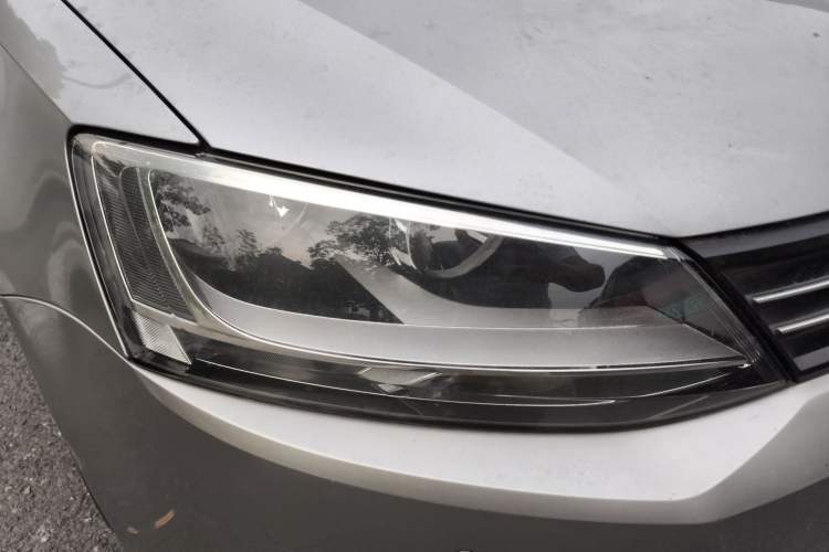 Used Volkswagen Sagitar 2014 Revised Version 1.4TSI Automatic Luxury Edition Right Front Headlight