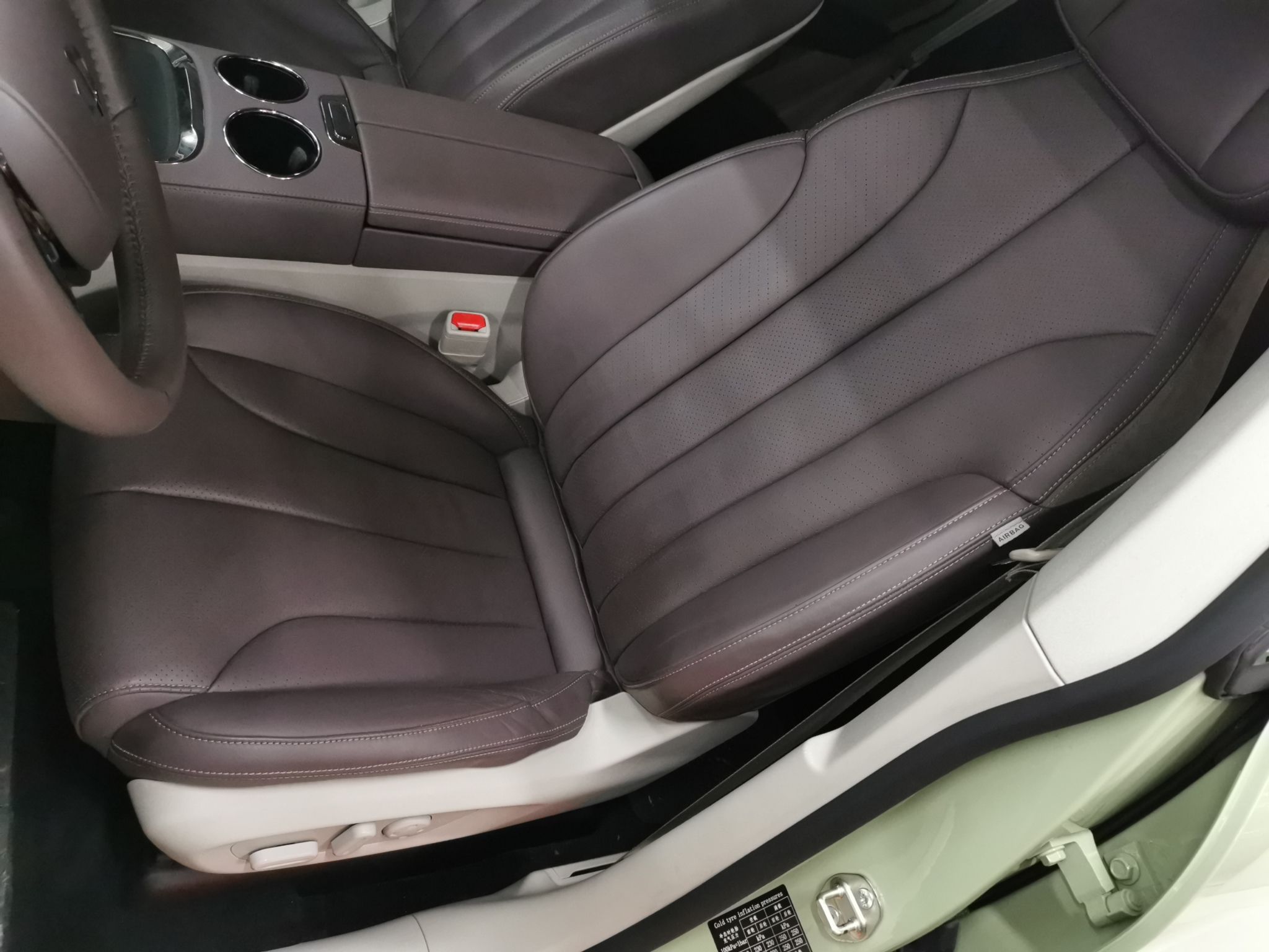 المقاعد الأمامية داخل السيارة