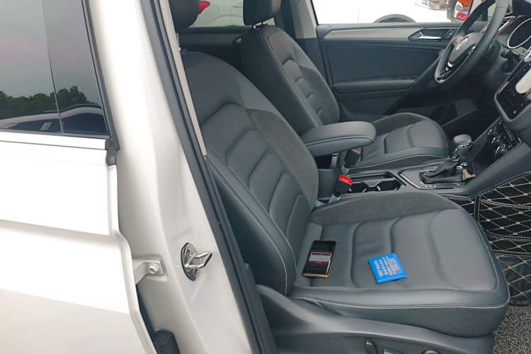 Used Volkswagen Tiguan L 2019 Updated Version 330TSI Automatic Two-Wheel Drive Panoramic Comfort Edition China VI Standard Right Front Seat