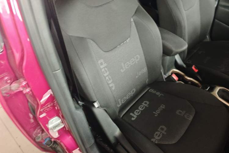 Used Jeep Renegade 2018 Connected Large Screen Version 180T Automatic High-Energy Edition Right Front Seat