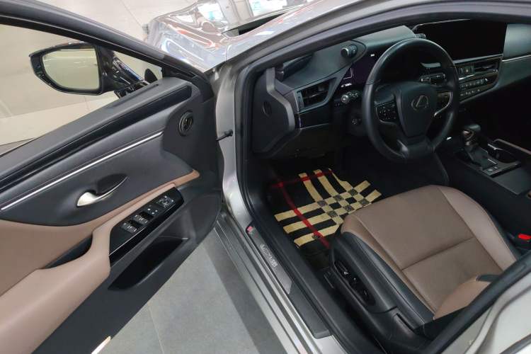 Used Lexus ES 2022 300h Deluxe Edition
