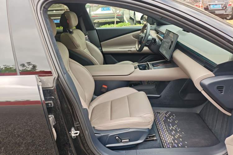 Used Lynk & Co Z10 2025 95 kWh 766 km Range Rear-Wheel Drive Max
