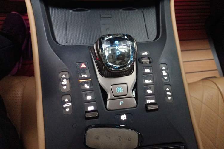 Used Denza D9 2022 EV 600 Four-Wheel Drive Prestige Model
