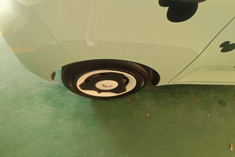 Used Wuling Hongguang MINIEV 2021 Macaron Premium Model – Lithium Iron Phosphate Left Front Wheel Hub