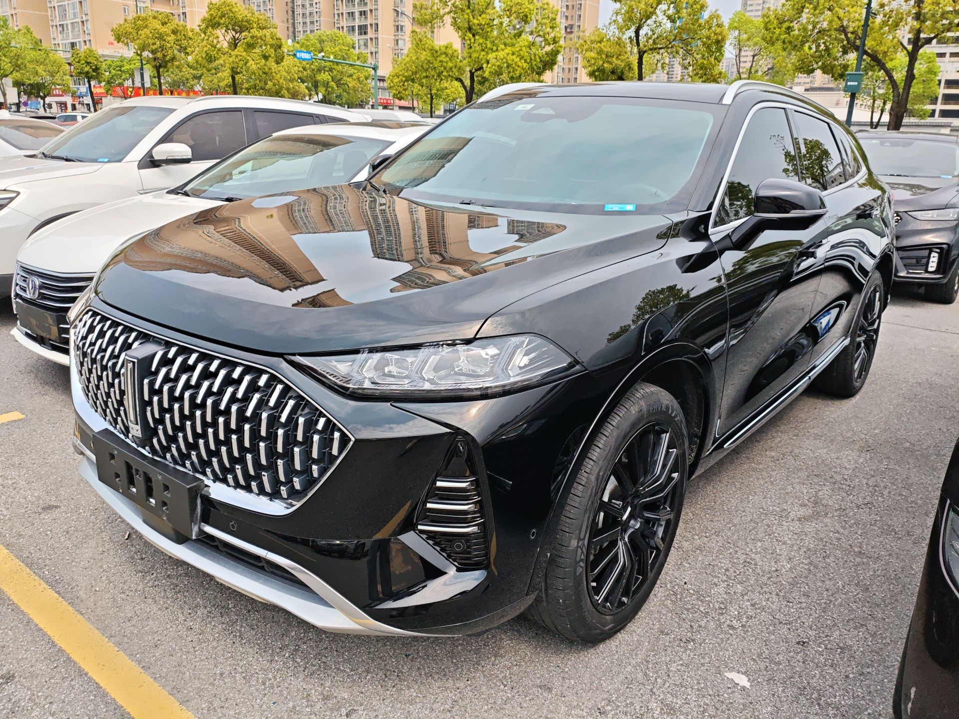 Под передней частью автомобиля