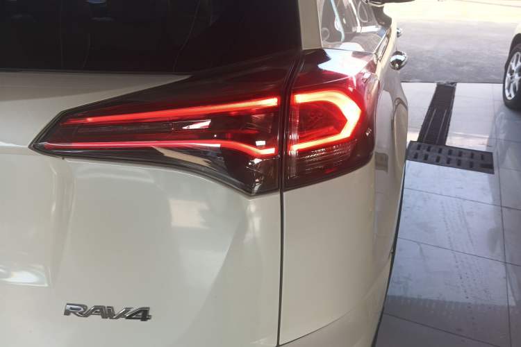 Used Toyota RAV4 2016 2.0L CVT Two-Wheel Drive Fashion Edition China V Standard