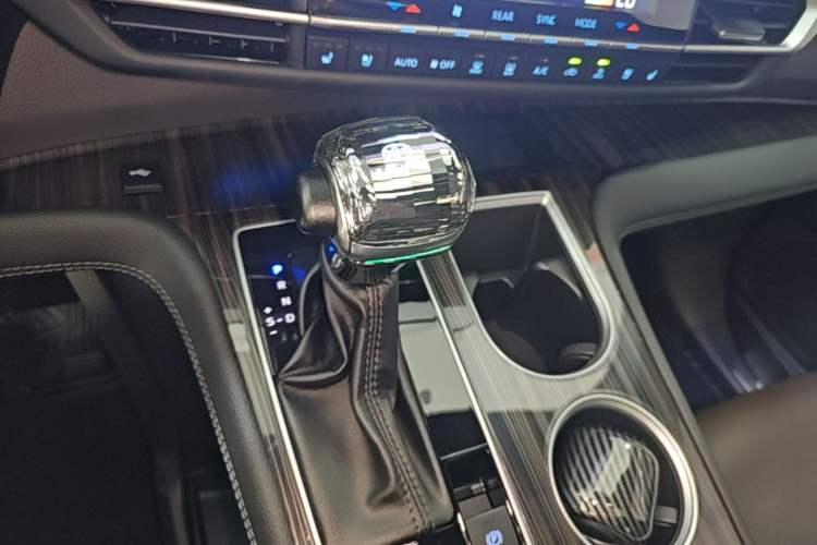 Used Toyota SIENNA 2021 2.5L Hybrid Platinum Edition Gear Lever