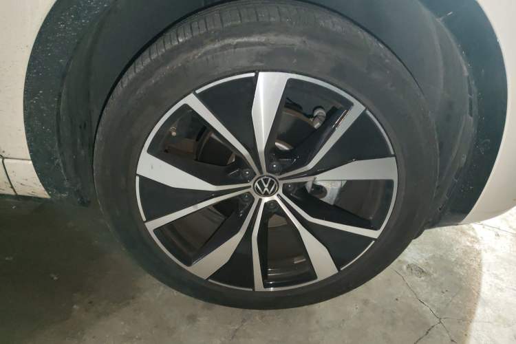 Used Volkswagen Tavendor 2023 380TSI Four-Wheel Drive R-Line First Edition Right Front Wheel Hub