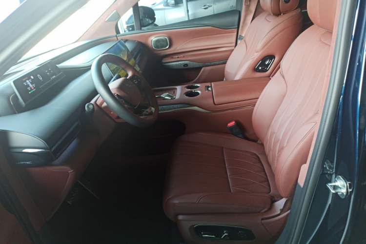 Used Hyptec HL 2025 700 Ultra Six-Seater All-Wheel-Drive LiDAR Version Left Front Seat