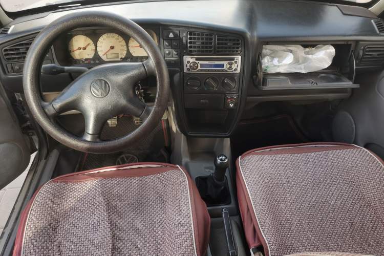 Used Volkswagen Jetta 2005 CIF Partner Center Console