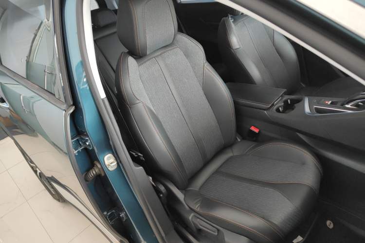 Used Peugeot 5008 2017 380THP 7-Seater Elite Edition Right Front Seat