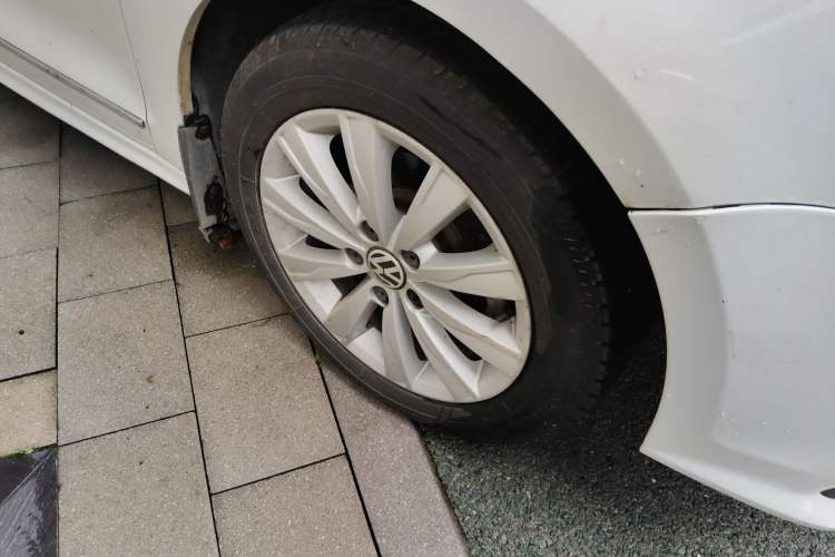 Used Volkswagen Sagitar 2015 1.6L Automatic Comfort Model Right Front Wheel Hub