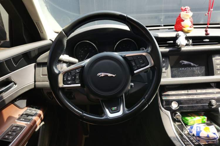 Used Jaguar XF 2016 XF 2.0T Two-Wheel-Drive R-Sport Sport Edition Steering Wheel