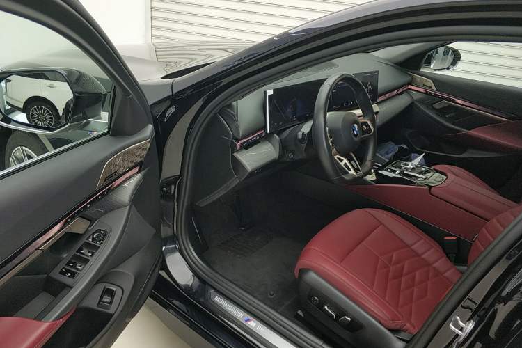 Used BMW 5 Series 2025 530Li Luxury Edition M Sport Package Driver Seat