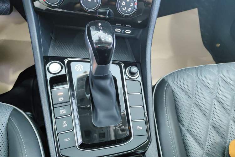 Used Volkswagen Sagitar 2025 300TSI DSG Excellence Edition Gear Lever