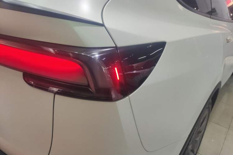 Used Tesla Model Y L 2025 Model Long-Range All-Wheel-Drive Version Exterior 3